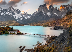Góry, Jezioro, Lago Pehoe, Stalowy, Most, Dom, Rośliny, Park Narodowy Torres del Paine, Chile
