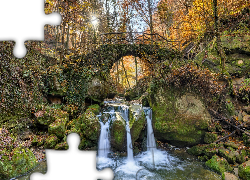 Jesień, Wodospad Schiessentumpel, Rzeka, Most, Skały, Las, Drzewa, Mała Szwajcaria, Mullerthal, Luksemburg