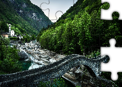 Szwajcaria, Dolina Verzaska, Lavertezzo, Rzeka Verzaska, Most Ponte dei Salti, Las, Drzewa, Domy, Skały, Góry