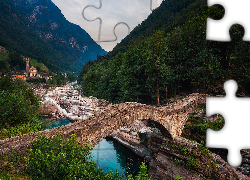 Szwajcaria, Dolina Verzaska, Lavertezzo, Rzeka Verzaska, Most, Ponte dei Salti, Las, Drzewa, Domy, Góry
