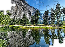 Góry, Rzeka, Merced River, Drzewa, Park Narodowy Yosemite, Kalifornia, Stany Zjednoczone