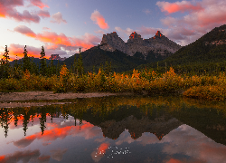 Kanada, Alberta, Kolumbia Brytyjska, Park Narodowy Banff, Kanadyjskie Góry Skaliste, Jezioro, Moraine Lake, Pożółkłe, Drzewa, Jesień, Wschód słońca