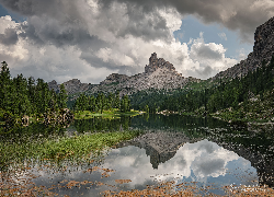 Włochy, Góry, Dolomity, Skały, Jezioro, Lago Federa, Drzewa, Kamienie, Trawa, Chmury