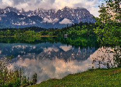 Jezioro Barmsee, Drzewa, Góry, Odbicie, Bawaria, Niemcy