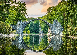 Niemcy, Saksonia, Park Rododendronów Kromlau, Kamienny, Most łukowy, Jezioro Rakotz, Drzewa, Chmury, Odbicie