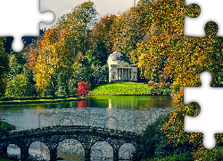 Jesień, Jezioro, Most, Drzewa, Budowla, Panteon, Ogród, Rezydencja Stourhead, Wiltshire, Anglia