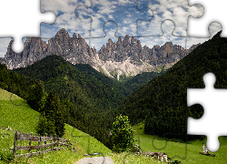 Włochy, Południowy Tyrol, Góry, Dolomity, Dolina, Val di Funes, Masyw, Odle, Kościół, Domy, Lasy, Drzewa, Chmury