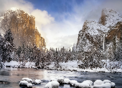 Zima, Góry, Drzewa, Rzeka, Merced River, Kamienie, Chmury, Śnieg, Park Narodowy Yosemite, Kalifornia, Stany Zjednoczone