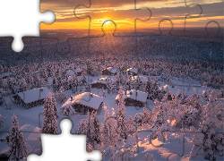 Zima, Góry, Lasy, Ośnieżone, Drzewa, Domki, Zachód słońca, Finlandia