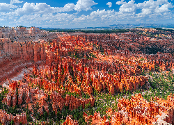 Stany Zjednoczone, Stan Utah, Park Narodowy Bryce Canyon, Skały, Iglice skalne Hoodoos, Kanion, Niebo