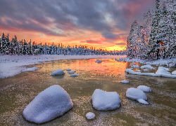 Rzeka, Drzewa, Kamienie, Ośnieżone, Zima, Zachód słońca
