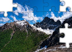 Góry, Ośnieżone, Szczyty, Chmury, Niebo, Roślinność