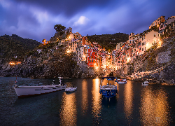 Riomaggiore, Cinque Terre, Włochy, Łódki, Domy, Góry, Światła, Zmrok