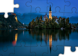 Słowenia, Jezioro Bled, Wyspa Blejski Otok, Oświetlony, Kościół Zwiastowania Marii Panny, Zamek Bled, Drzewa, Góry, Alpy Julijskie