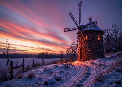 Zima, Śnieg, Oświetlony, Wiatrak, Ośnieżona, Droga, Kolorowe, Niebo, Zachód słońca, Ogrodzenie, Słupki, Drut, Drzewa