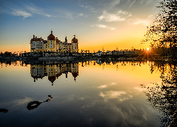 Pałac Moritzburg, Jezioro Waldsee, Saksonia, Drezno, Niemcy, Zachód słońca