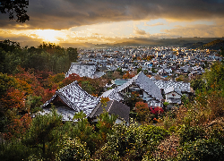 Japonia, Kioto, Góry, Drzewa, Domy, Dachy, Chmury