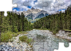 Park Narodowy Banff, Góra Mount Rundle, Prowincja Alberta, Kanada, Góry, Rzeka, Kamienie, Las, Drzewa, Chmury