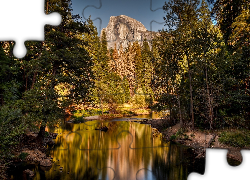Stany Zjednoczone, Stan Kalifornia, Park Narodowy Yosemite, Rzeka Merced River, Skały, Góry, Half Dome, Drzewa