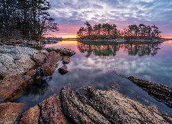 Jezioro, Drzewa, Skały, Zachód słońca, Chmury, Park stanowy Wolfes Neck Woods, Freeport, Stan Maine, Stany Zjednoczone