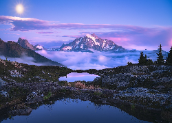 Jezioro, Picture Lake, Drzewa, Góry, Mount Shuksan, Zachód słońca, Mgła, Odbicie, Park Narodowy Północnych Gór Kaskadowych, Stan Waszyngton, Stany Zjednoczone