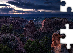 Chmury, Skały, Góry, Krzewy, Colorado National Monument, Fruita, Kolorado, Stany Zjednoczone