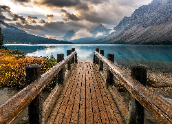 Kanada, Alberta, Park Narodowy Banff, Góry, Chmury, Jezioro, Bow Lake, Pomost, Rośliny