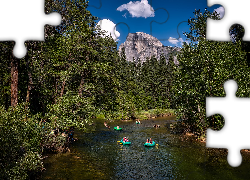 Drzewa, Łódki, Pontony, Rzeka, Merced River, Góry, Park Narodowy Yosemite, Kalifornia, Stany Zjednoczone
