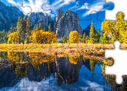 Park Narodowy Yosemite, Góry, Sierra Nevada, Rzeka, Merced River, Drzewa, Odbicie, Obłoki, Jesień, Kalifornia, Stany Zjednoczone