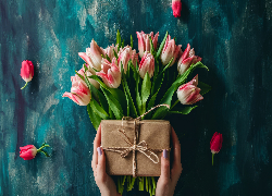 Bukiet, Kwiaty, Tulipany, Biało-różowe, Prezent, Dłonie