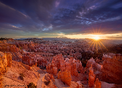 Stany Zjednoczone, Utah, Park Narodowy Bryce Canyon, Skały, Wschód słońca, Promienie, Chmury