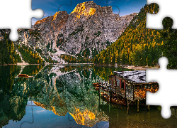 Włochy, Jezioro Pragser Wildsee, Lago di Braies, Góry Dolomity, Pomost, Drewniany, Domek, Łódki, Przystań