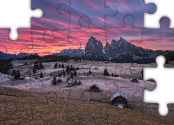 Włochy, Płaskowyż Seiser Alm, Dolina Val Gardena, Dolomity, Góry Sassolungo, Drewniane, Domki, Drzewa, Zachód słońca