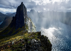 Norwegia, Senja, Morze, Góra, Segla, Przebijające światło, Chmury