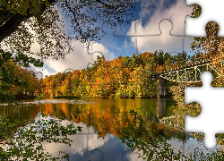Jezioro, Most, Las, Drzewa, Jesień, Chmury