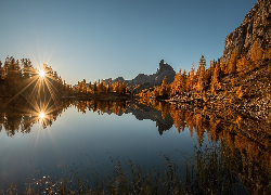 Jesień, Promienie słońca, Góry, Dolomity, Jezioro, Lago Federa, Żółte, Drzewa, Modrzewie, Włochy