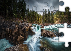 Wodospad Sunwapta Falls, Rzeka, Sunwapta River, Park Narodowy Jasper, Skały, Głazy, Drzewa, Alberta, Kanada