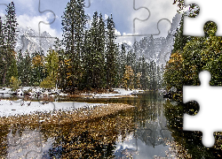 Zima, Rzeka, Tuolumne River, Drzewa, Góry, Park Narodowy Yosemite, Kalifornia, Stany Zjednoczone