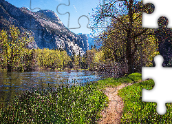 Park Narodowy Yosemite, Góry, Drzewa, Ścieżka, Trawa, Wiosna, Rzeka Merced River, Kalifornia, Stany Zjednoczone