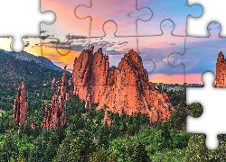 Zachód słońca, Skały, Drzewa, Formacje skalne, Garden of the Gods, Colorado Springs, Kolorado, Stany Zjednoczone