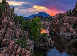 Zachód słońca, Skały, Drzewa, Jezioro, Watson Lake, Prescott, Arizona, Stany Zjednoczone