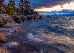 Stany Zjednoczone, Kalifornia, Park Narodowy Yosemite, Jezioro Tahoe, Wybrzeże, Kamienie, Drzewa, Chmury, Skały