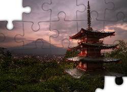Świątynia Chureito Pagoda, Góra Fudżi, Stratowulkan, Drzewa, Zachód słońca, Miasto Fujiyoshida, Prefektura Yamanashi, Wyspa Honsiu, Japonia