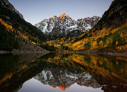 Stany Zjednoczone, Kolorado, Góry Skaliste, Szczyty Maroon Bells, Jezioro Maroon Lake, Drzewa, Odbicie, Jesień