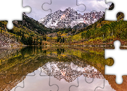 Góry Skaliste, Szczyty Maroon Bells, Śnieg, Jezioro Maroon Lake, Drzewa, Stan Kolorado, Stany Zjednoczone