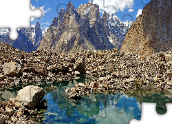 Pakistan, Góry Karakorum, Szczyty Trango Towers, Wieże Trango, Kamienie, Woda