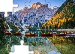 Włochy, Południowy Tyrol, Jezioro, Pragser Wildsee, Lago di Braies, Góry, Dolomity, Łódki, Drzewa, Odbicie