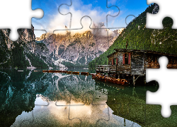 Włochy, Południowy Tyrol, Jezioro, Pragser Wildsee, Lago di Braies, Góry, Dolomity, Pomost, Drewniany, Domek, Łódki