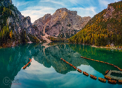 Włochy, Południowy Tyrol, Jezioro, Pragser Wildsee, Lago di Braies, Góry, Dolomity, Łódki, Pomost, Lasy