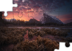 Park Narodowy Banff, Góry, Jezioro, Vermilion Lakes, Drzewa, Zachód słońca, Chmury, Alberta, Kanada